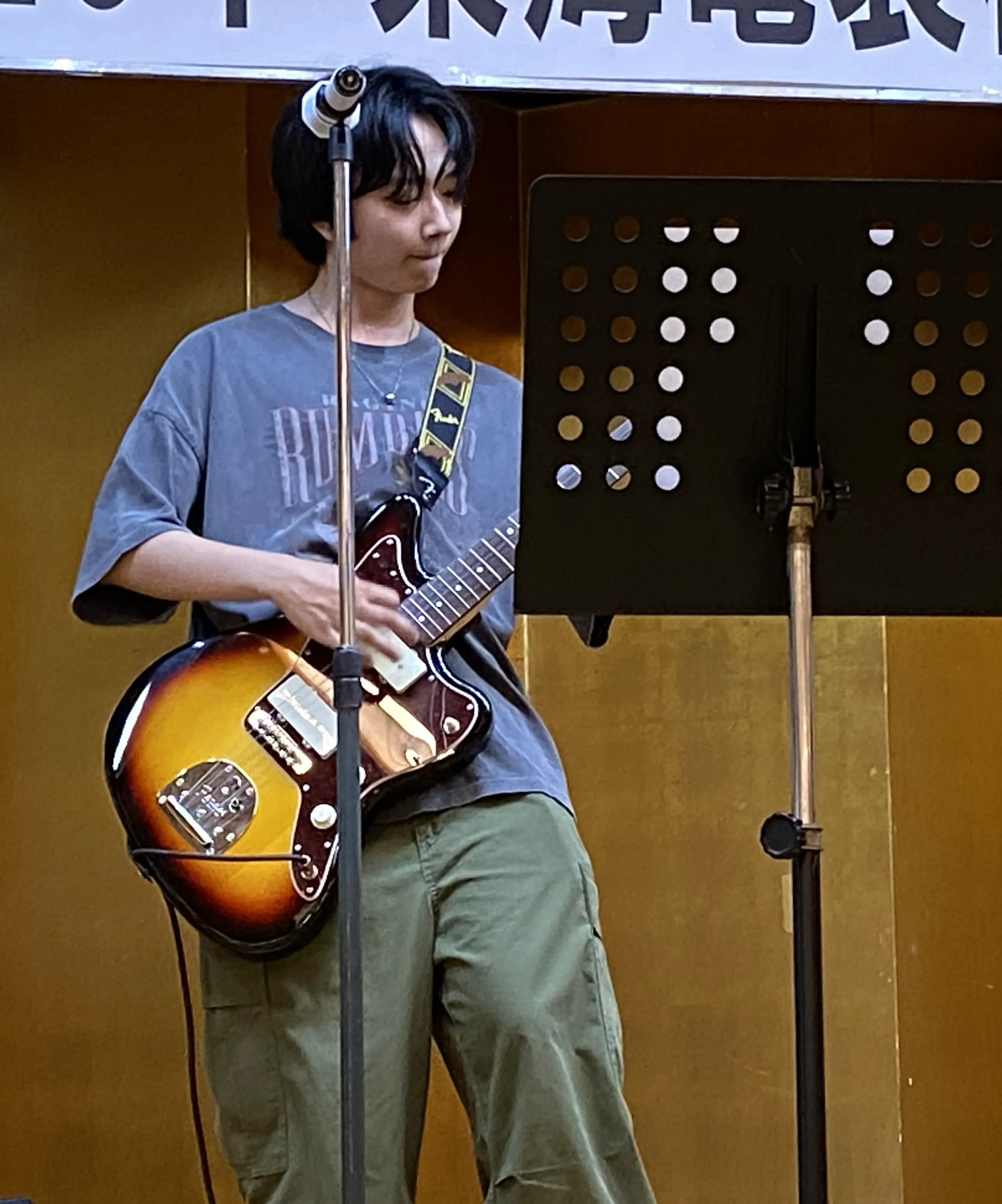 若手社員によるギター生演奏2